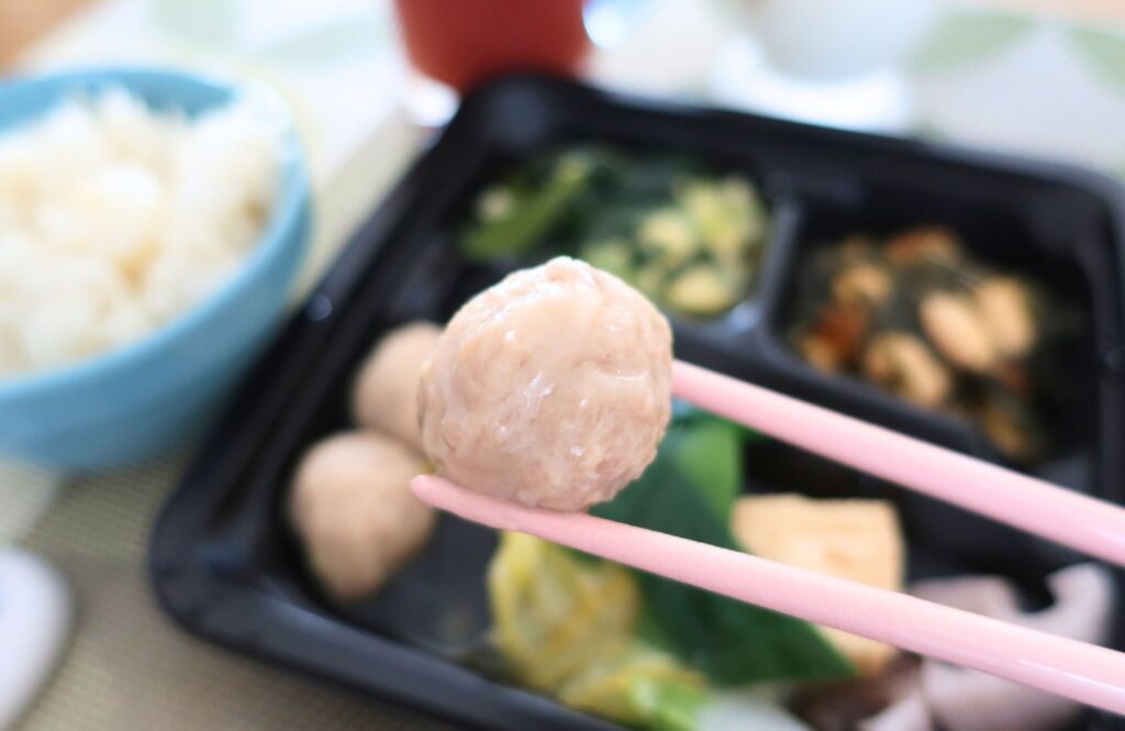 食のそよ風つくね持ち上げた