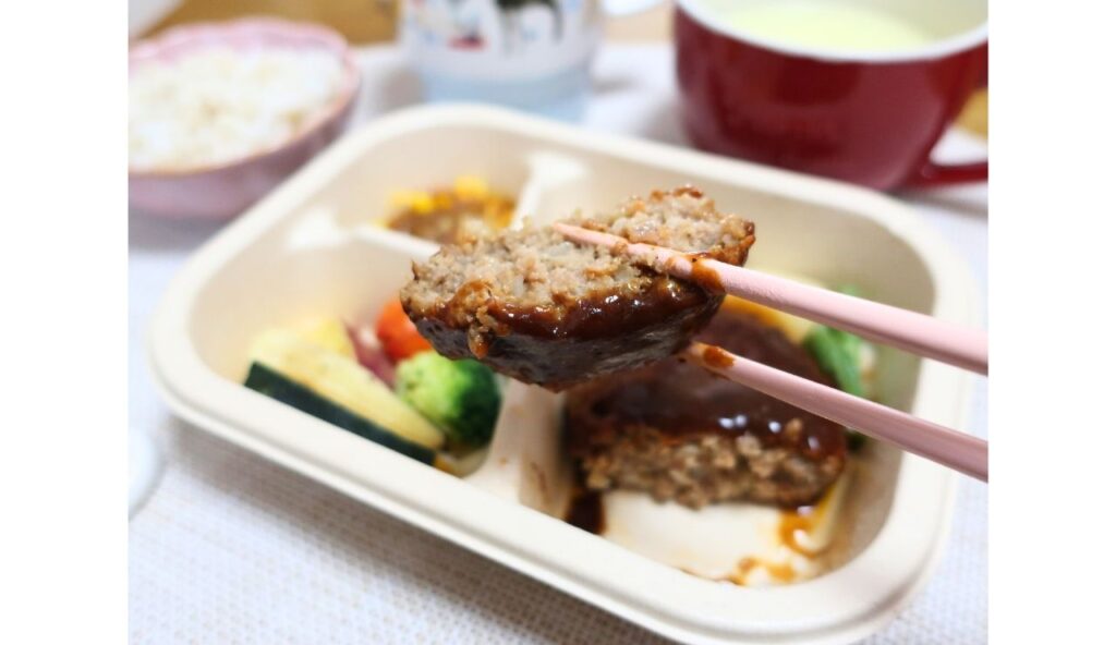 グリーンスプーンのお弁当・DELI BENTOハンバーグ持ち上げた