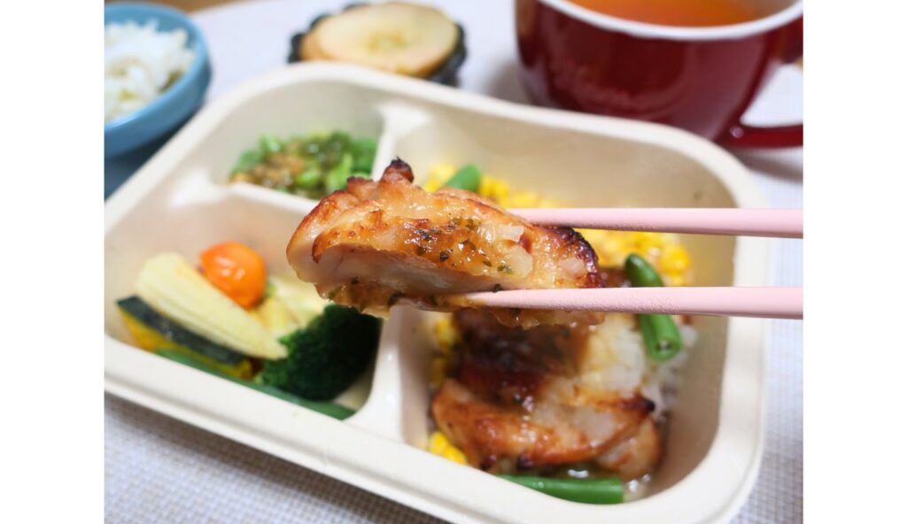 グリーンスプーンお弁当DELIBENTOこんがりチキンステーキもちあげた