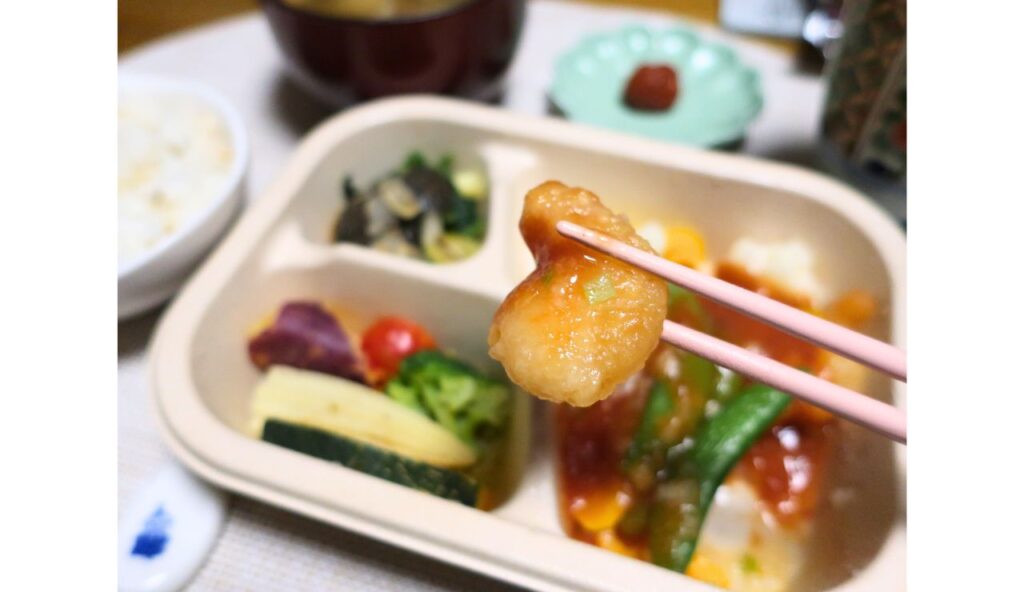 グリーンスプーンのお弁当・DELI BENTOエビチリ持ち上げた