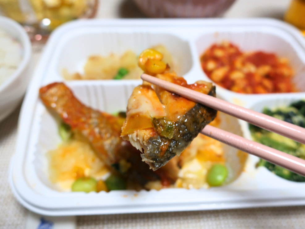 Meals(ミールズ)鮭持ち上げた