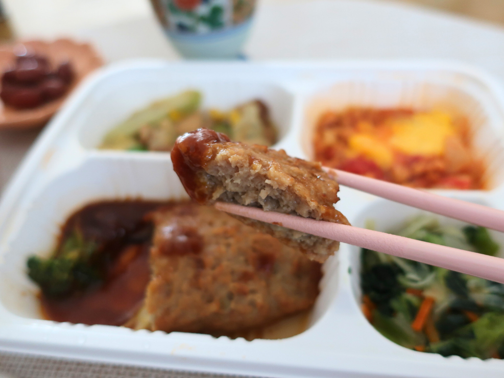 Meals(ミールズ)ハンバーグ持ち上げた