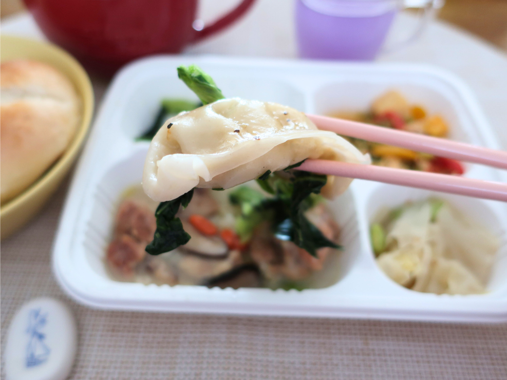 Meals(ミールズ)餃子持ち上げた