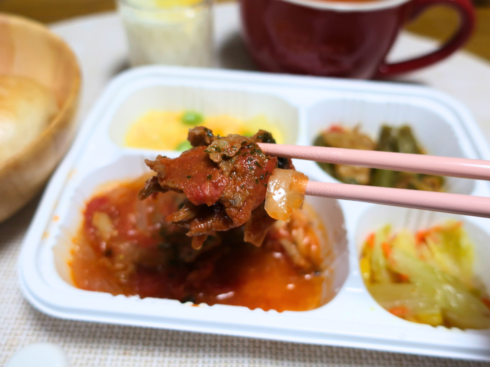 Meals(ミールズ)牛肉とトマト持ち上げた
